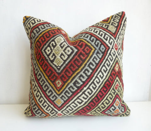 Kilim Pillow Cover made with a vintage turkish rug - Sophie's Bazaar - 1
